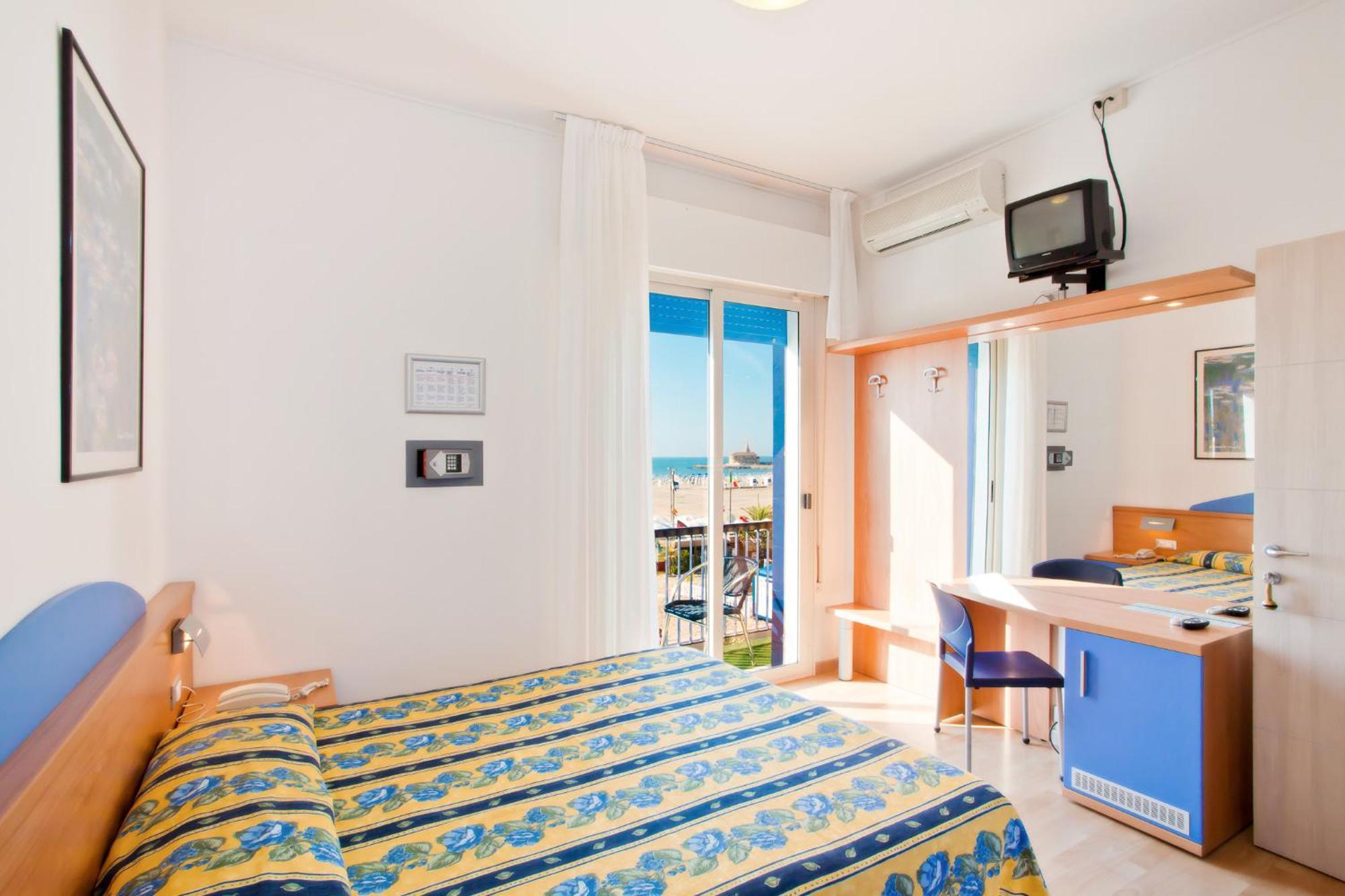 Hotel Riviera كاوْرلي المظهر الخارجي الصورة